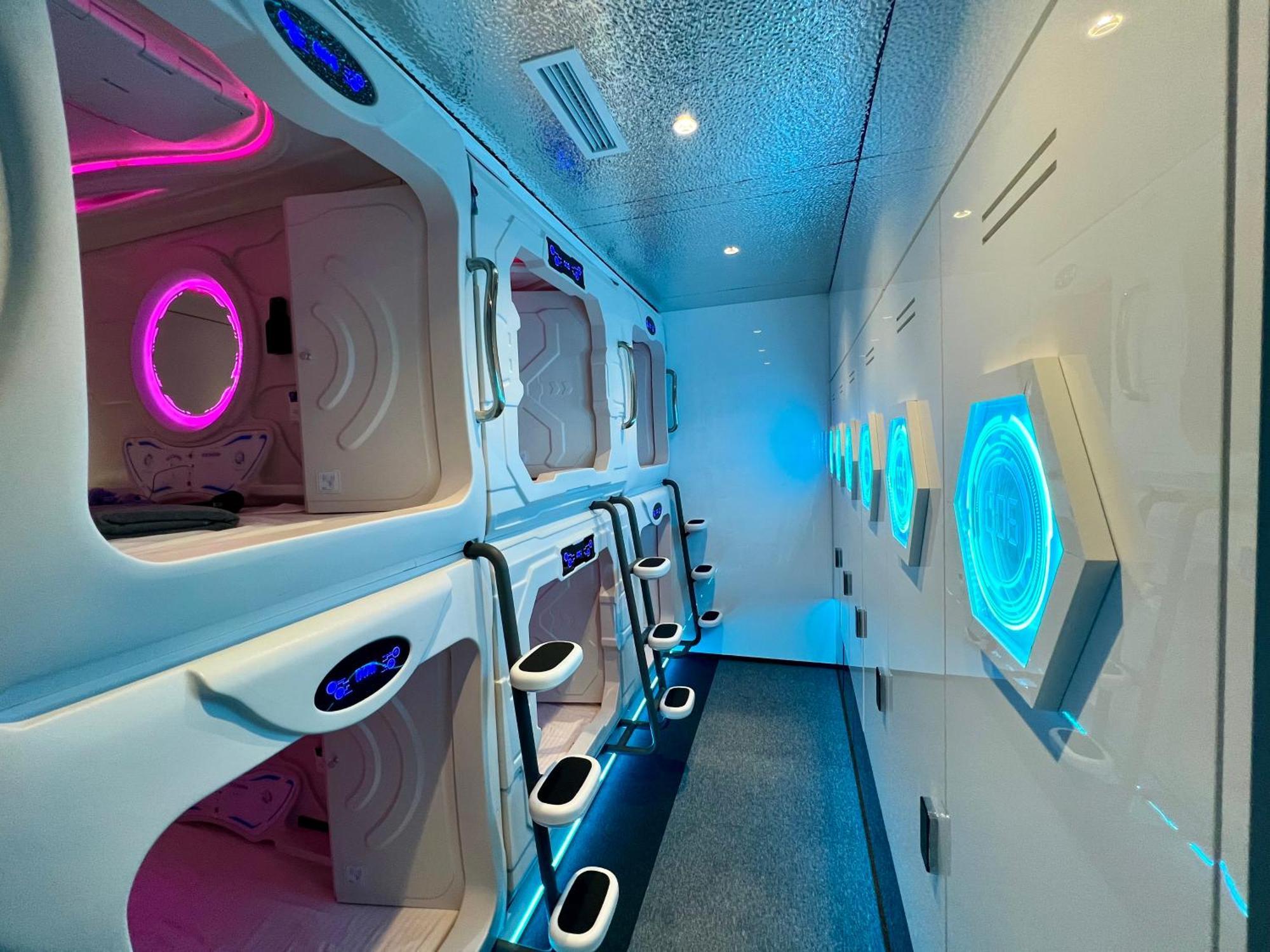 יירבאן Galaxy Inn Luxury Hostel In Center מראה חיצוני תמונה