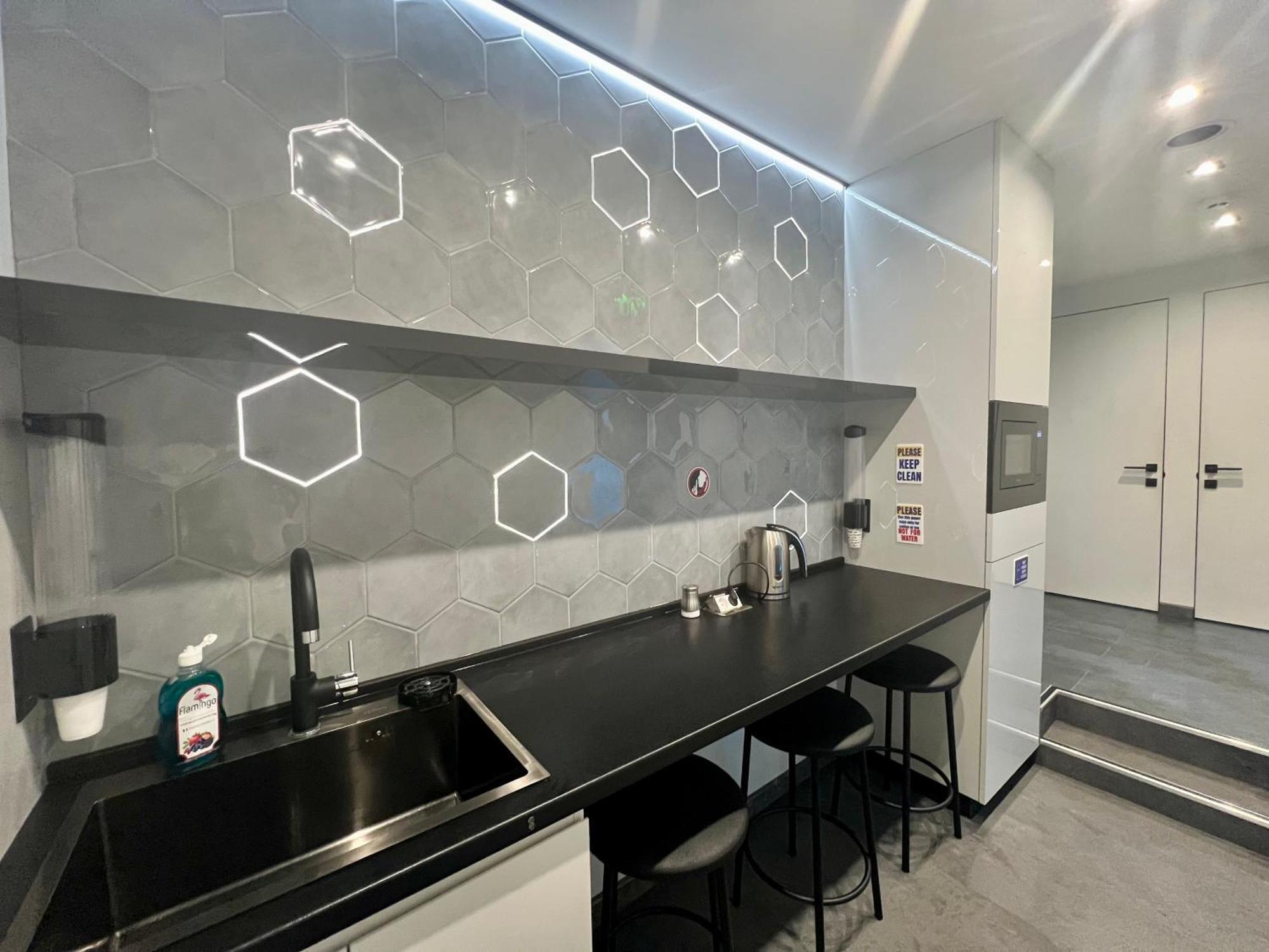 יירבאן Galaxy Inn Luxury Hostel In Center מראה חיצוני תמונה